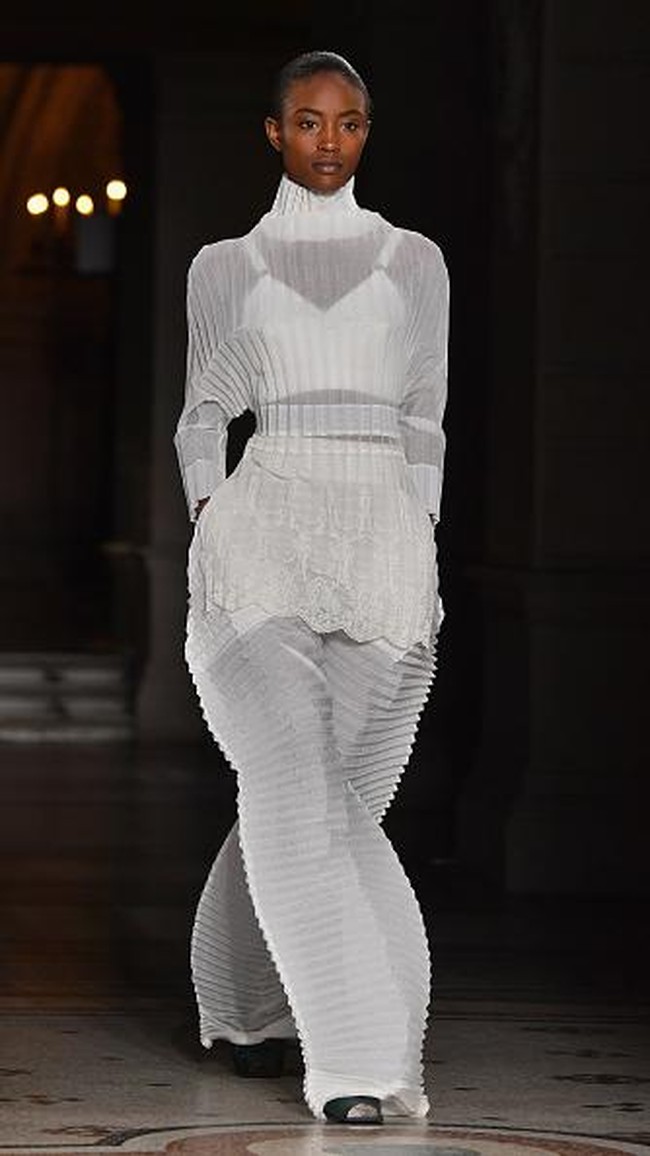 PARIS, FRANCE - MARCH 06: Designer Stella McCartney is seen on the runway during the Stella McCartney show as part of the Paris Fashion Week Womenswear Fall/Winter 2017/2018 on March 6, 2017 in Paris, France. (Photo by Pascal Le Segretain/Getty Images)