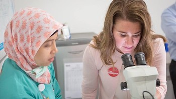 Saat berada di Yogyakata, Melinda juga ikut melihat teknologi untuk membuat nyamuk demam berdarah bisa dinetralisir. Foto: Facebook