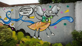 Melinda turut memposting foto mural di lokasi yang disambanginya. Foto: Facebook