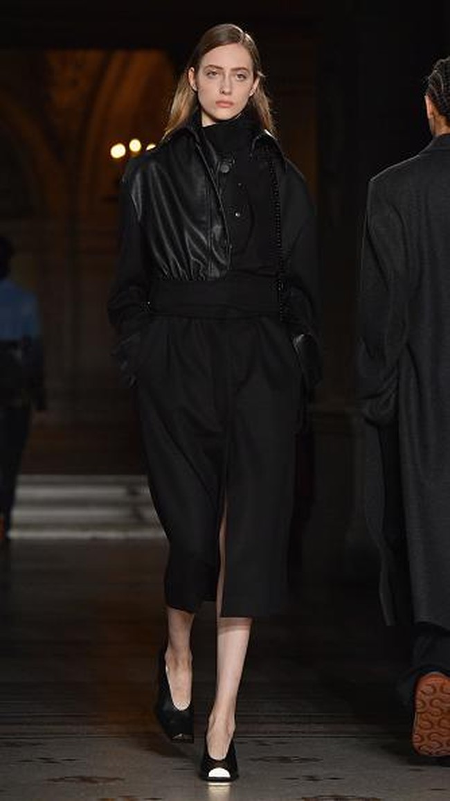 PARIS, FRANCE - MARCH 06: Designer Stella McCartney is seen on the runway during the Stella McCartney show as part of the Paris Fashion Week Womenswear Fall/Winter 2017/2018 on March 6, 2017 in Paris, France. (Photo by Pascal Le Segretain/Getty Images)