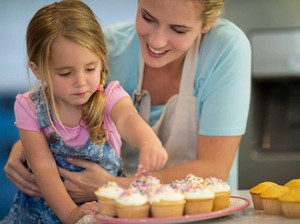 Ini 9 Tips Penting Saat Membuat Kue dengan Si Kecil (2)