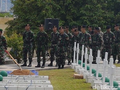 Wagub Maluku Pimpin Pemakaman Ulang AJ Patty di TMP Kapahaha Ambon