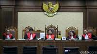 Dalam persidangan ini hakim mengingatkan Miryam Haryani ancaman pidana bila berbohong.