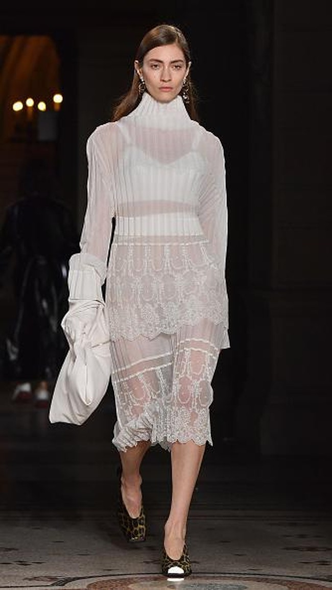 PARIS, FRANCE - MARCH 06: Designer Stella McCartney is seen on the runway during the Stella McCartney show as part of the Paris Fashion Week Womenswear Fall/Winter 2017/2018 on March 6, 2017 in Paris, France. (Photo by Pascal Le Segretain/Getty Images)