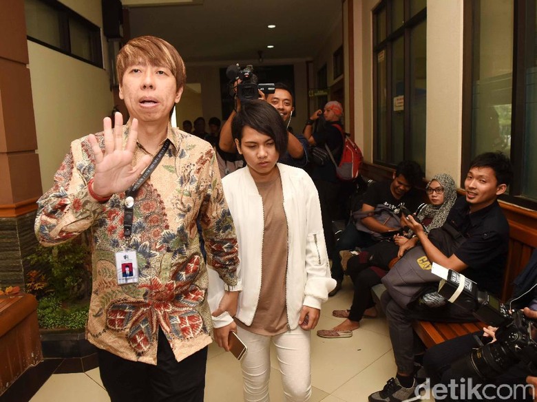 Evelyn Terus Tolak Tuntutan Cerai dari Aming Evelyn Terus Tolak Tuntutan Cerai dari Aming