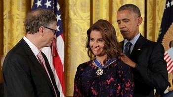 Tatapan mesra suami saat Obama mengalungkan medali pada Melinda. Foto: Getty Images