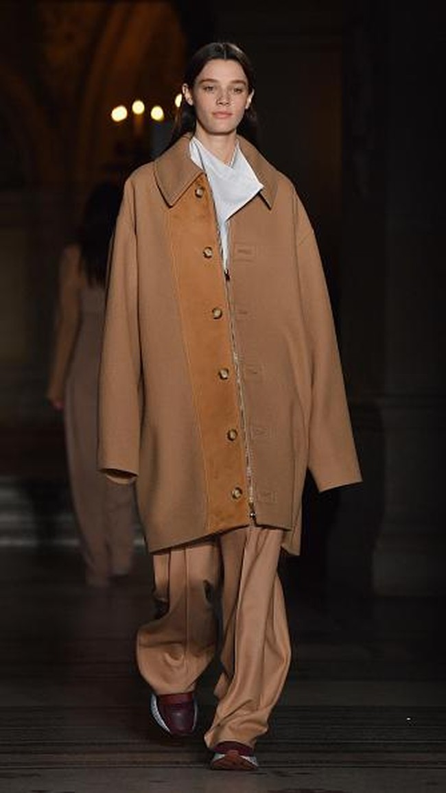 PARIS, FRANCE - MARCH 06: Designer Stella McCartney is seen on the runway during the Stella McCartney show as part of the Paris Fashion Week Womenswear Fall/Winter 2017/2018 on March 6, 2017 in Paris, France. (Photo by Pascal Le Segretain/Getty Images)
