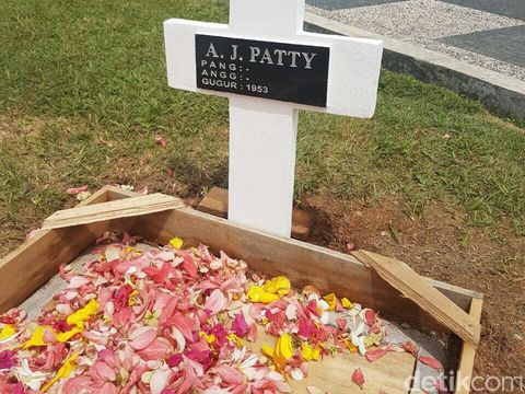 Wagub Maluku Pimpin Pemakaman Ulang AJ Patty di TMP Kapahaha Ambon
