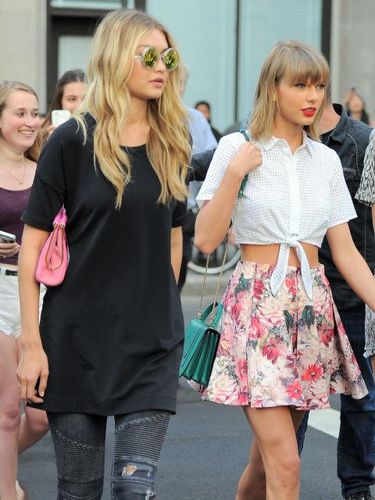 Sahabatan, Tapi Selebriti-selebriti Ini Mengencani Pria yang Sama 