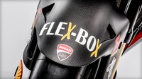 ntuk pengereman, Ducati menyematkan Brembo dengan cakram 340 cm. Bagian depan memiliki dual cakram yang dilengkapi dengan empat piston calliper. Sementara ban belakang hanya satu cakram dengan dua piston calliper.  (Foto: ducati.com)