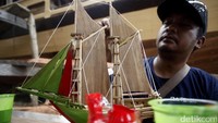 Para risers tampak sangat senang mewarnai oleh-oleh untuk mereka ini.