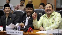 Ali Taher (tengah) mengatakan hari Jumat, 24 Maret 2017, pihaknya akan mengadakan rapat kerja dengan Kementerian Agama untuk pengesahan Biaya Penyelenggaraan Haji (BPIH). 