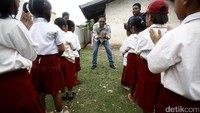Selain itu para Risers juga mengajak para siswa SD bermain bersama. Paling seru saat para siswa SD Tokala terpukau atraksi sulap yang dibawakan salah satu risers.