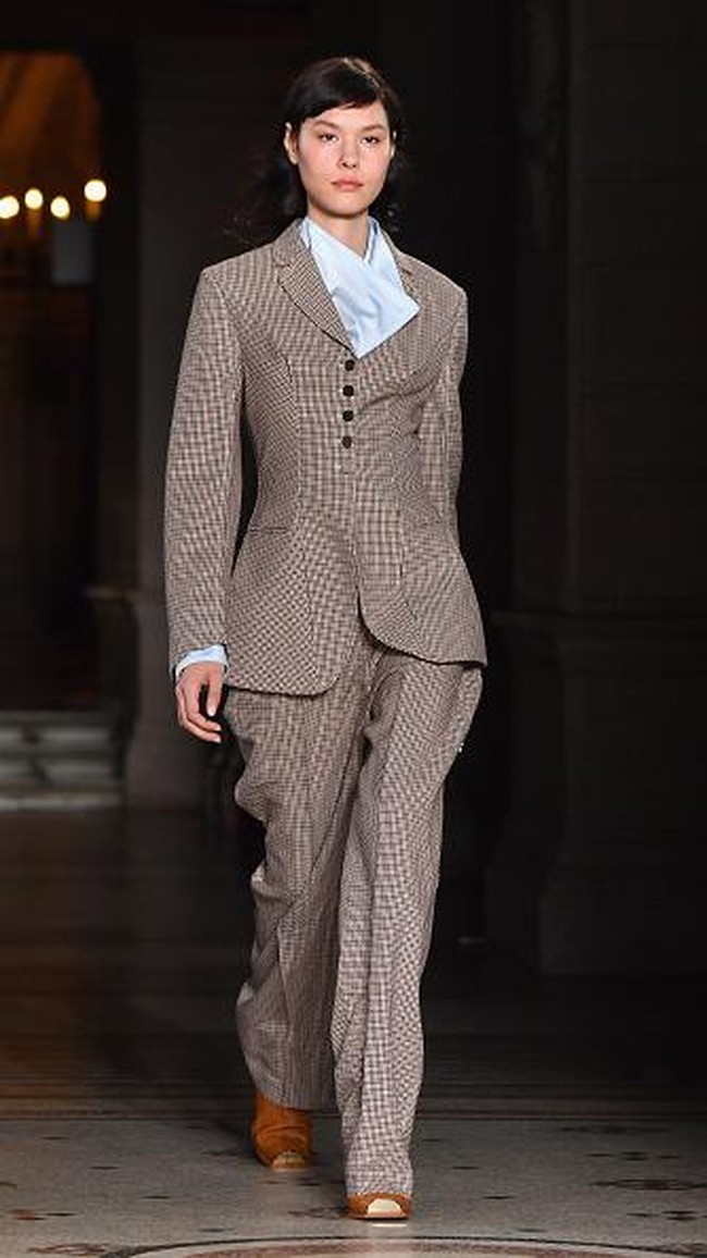 PARIS, FRANCE - MARCH 06: Designer Stella McCartney is seen on the runway during the Stella McCartney show as part of the Paris Fashion Week Womenswear Fall/Winter 2017/2018 on March 6, 2017 in Paris, France. (Photo by Pascal Le Segretain/Getty Images)