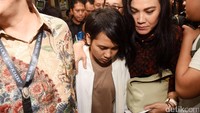 Begitu juga dengan Evelyn yang tampak datang didampingi kuasa hukumnya. Foto: Noel/detikHOT