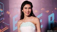 Ini gaya yang dipakai Syahnaz malam tadi. Tampil cantik dengan gaunnya. Foto: Hanif/detikHOT