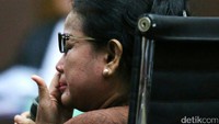 Miryam mengusap air mata yang membasahi pipinya.