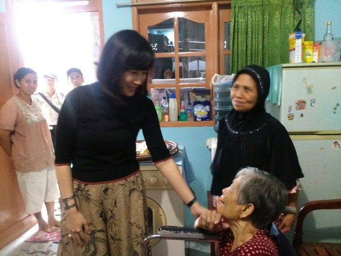 Jenguk Lansia Sakit di Kemayoran, Veronica Cek Program Ahok