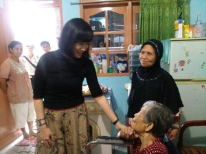 Jenguk Lansia Sakit di Kemayoran, Veronica Cek Program Ahok