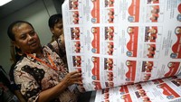 Dalam surat suara itu, Djarot tampil beda dengan memakai peci.