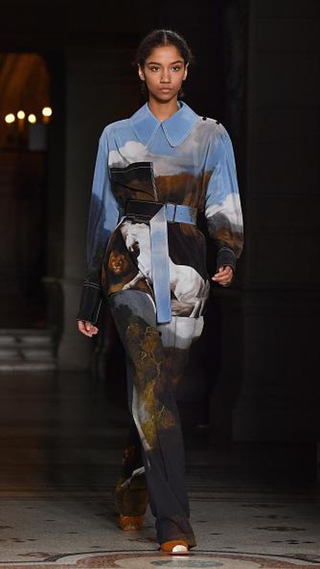 PARIS, FRANCE - MARCH 06: Designer Stella McCartney is seen on the runway during the Stella McCartney show as part of the Paris Fashion Week Womenswear Fall/Winter 2017/2018 on March 6, 2017 in Paris, France. (Photo by Pascal Le Segretain/Getty Images)