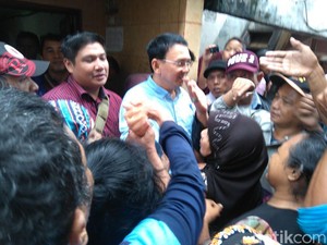 Kunjungi Warga Lumpuh di Cilincing, Ahok Janjikan Kursi Roda