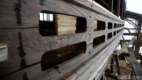 Kapal peninggalan leluhur orang Ara ini dibuat khusus menggunakan kayu besi yang berasal dari Kolaka, Sulawesi Tenggara.