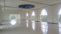 Masjid yang memiliki luas 2.500 persegi ini terdiri dari tiga lantai. Selain sebagai tempat ibadah, sebagian bangunan masjid juga digunakan sebagai perpustakaan, ruang pertemuan, dan balai pengobatan. Foto: (Angling/detikTravel)