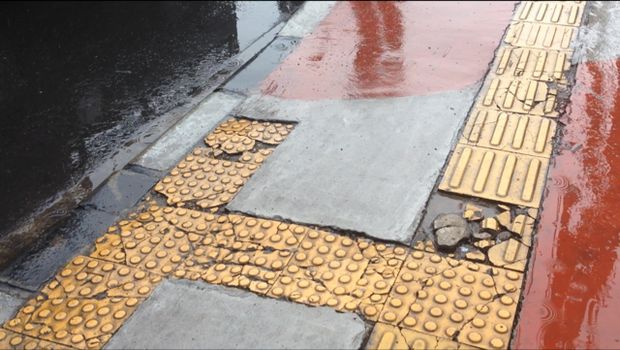 Akibatnya, trotoar yang baru dibangun itu menjadi rusak.