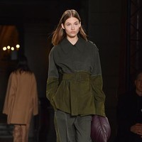 Belakangan, semakin banyak brand fashion yang mengeluarkan koleksi busana ramah lingkungan. Sebut saja, Stella McCartney, Nike hingga H&M. Untuk 2019, nggak ada salahnya kamu juga go-green lewat gaya pilihanmu. (Foto: Getty Images)