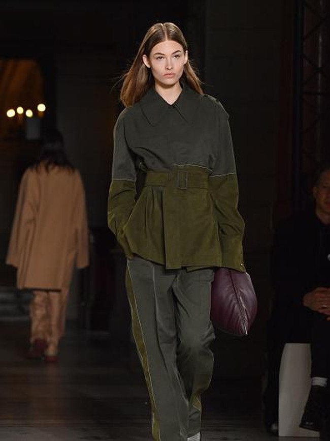 Belakangan, semakin banyak brand fashion yang mengeluarkan koleksi busana ramah lingkungan. Sebut saja, Stella McCartney, Nike hingga H&M. Untuk 2019, nggak ada salahnya kamu juga go-green lewat gaya pilihanmu. (Foto: Getty Images)