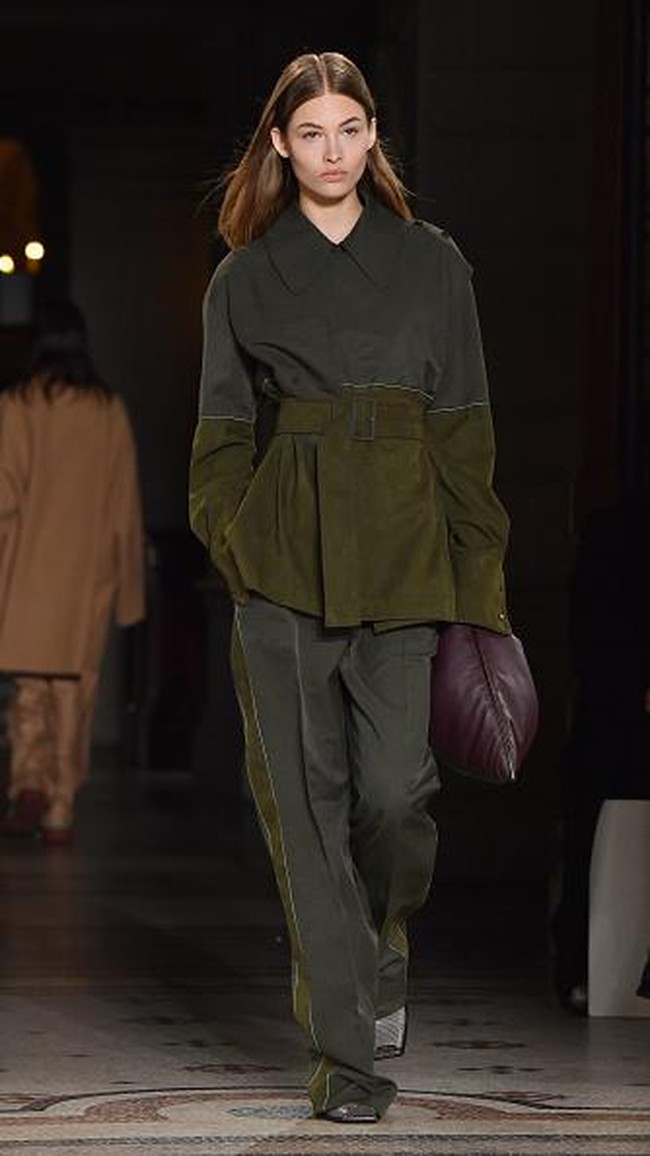 PARIS, FRANCE - MARCH 06: Designer Stella McCartney is seen on the runway during the Stella McCartney show as part of the Paris Fashion Week Womenswear Fall/Winter 2017/2018 on March 6, 2017 in Paris, France. (Photo by Pascal Le Segretain/Getty Images)