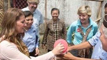Bergaul akrab dengan warga di salah satu kampung di Yogyakarta tanpa canggung. Foto: Facebook