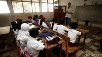 Puluhan Risers yang mengikuti Datsun Risers Expedition 2 (DRE2), mengunjungi SDN Inpres 169 di Tokala, Kecamatan Bonto Bahari, Kabupaten Bulukumba, Sulawesi Selatan, Rabu (22/3/2017), untuk berbagi inspirasi dan pengalaman pada puluhan siswa SD di Tokala.