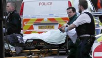 Salah satu korban luka dievakuasi. REUTERS/Eddie Keogh.