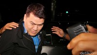 Saat ditanya oleh wartawan, Andi hanya terdiam dan menunduk. 