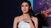 Syahnaz membantah cincin yang dipakainya merupakan tanda pertunangan. Foto: Hanif/detikHOT