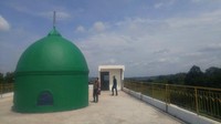 Di bagian rooftop-nya ada kubah berwarna hijau. Dari dek dan rooftop, traveler bisa melihat pemandangan sawah dan hutan yang membentang  (Angling/detikTravel)