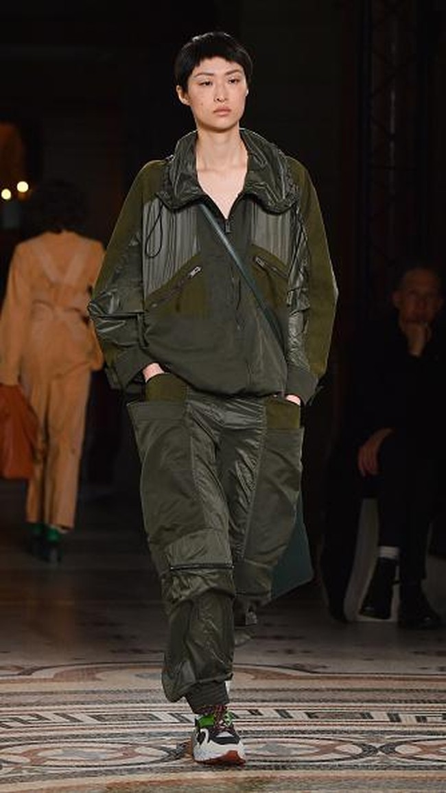 PARIS, FRANCE - MARCH 06: Designer Stella McCartney is seen on the runway during the Stella McCartney show as part of the Paris Fashion Week Womenswear Fall/Winter 2017/2018 on March 6, 2017 in Paris, France. (Photo by Pascal Le Segretain/Getty Images)