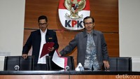 Wakil Ketua KPK Alexander Marwata menggelar jumpa pers dengan didampingi jubir KPK Febri Diansyah.