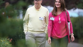 Sudah menikah puluhan tahun, mereka ini selalu tampil mesra dan kompak. Foto: Getty Images