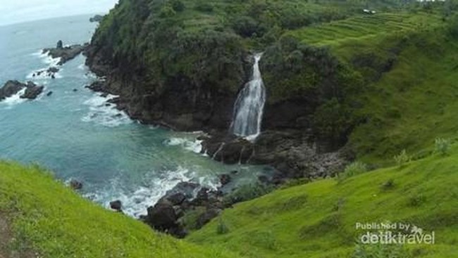 Unik! Aneka Air Terjun Langsung ke Laut di Indonesia Barat