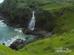 Unik! Aneka Air Terjun Langsung ke Laut di Indonesia Barat
