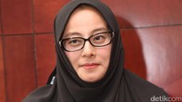 Ia terlihat cantik di kantor pengacaranya Elza Syarief di jalan Latuharhari, Menteng Jakarta Pusat. Pool/Noel/detikFoto.