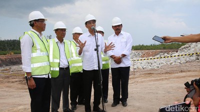 Jokowi dan Menteri PUPR Tinjau Bendungan Batam