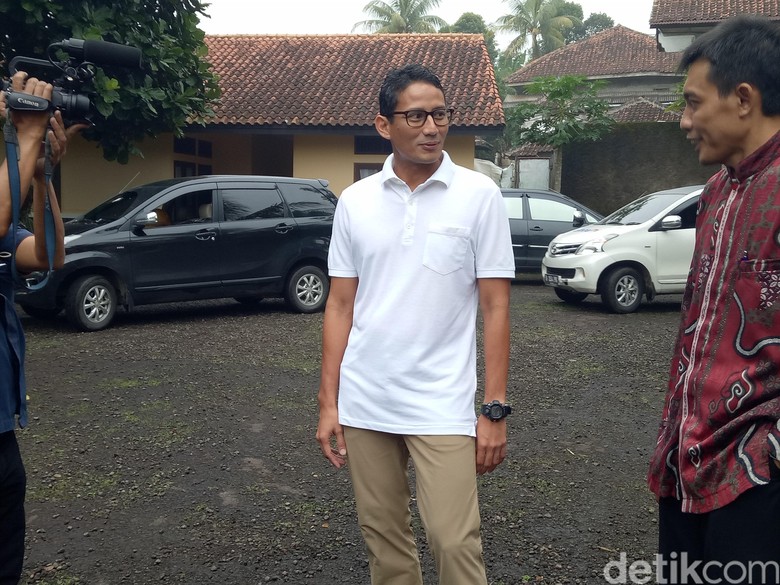 Sandiaga Sambangi Kediaman Probosutedjo