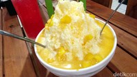 Tak ketinggalan, kami juga menikmati sajian es Hawaian Mango Vanilla Ice Cream. Serutan es dipadu dengan siraman sirup dan potongan mangga. Nyam!