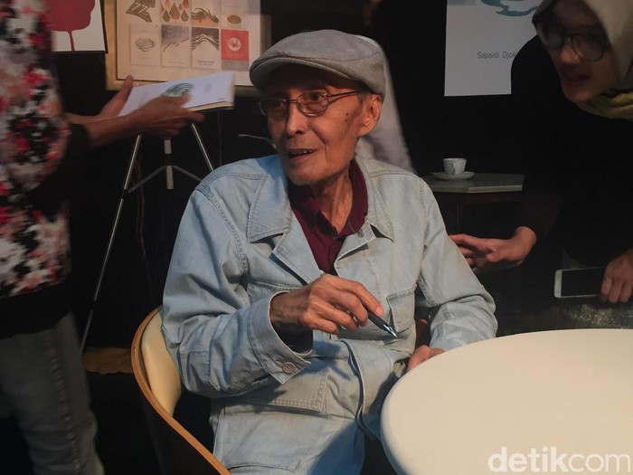 Sebuah acara peluncuran buku dan nyanyian puisi bertajuk 77 Tahun Sapardi Djoko Damono digelar tadi malam, Rabu (22/3/2017).