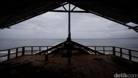 Pembuatan kapal dilakukan di pantai.