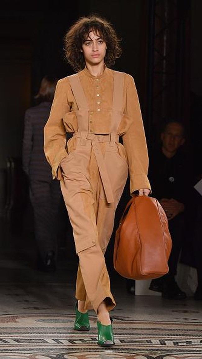 PARIS, FRANCE - MARCH 06: Designer Stella McCartney is seen on the runway during the Stella McCartney show as part of the Paris Fashion Week Womenswear Fall/Winter 2017/2018 on March 6, 2017 in Paris, France. (Photo by Pascal Le Segretain/Getty Images)